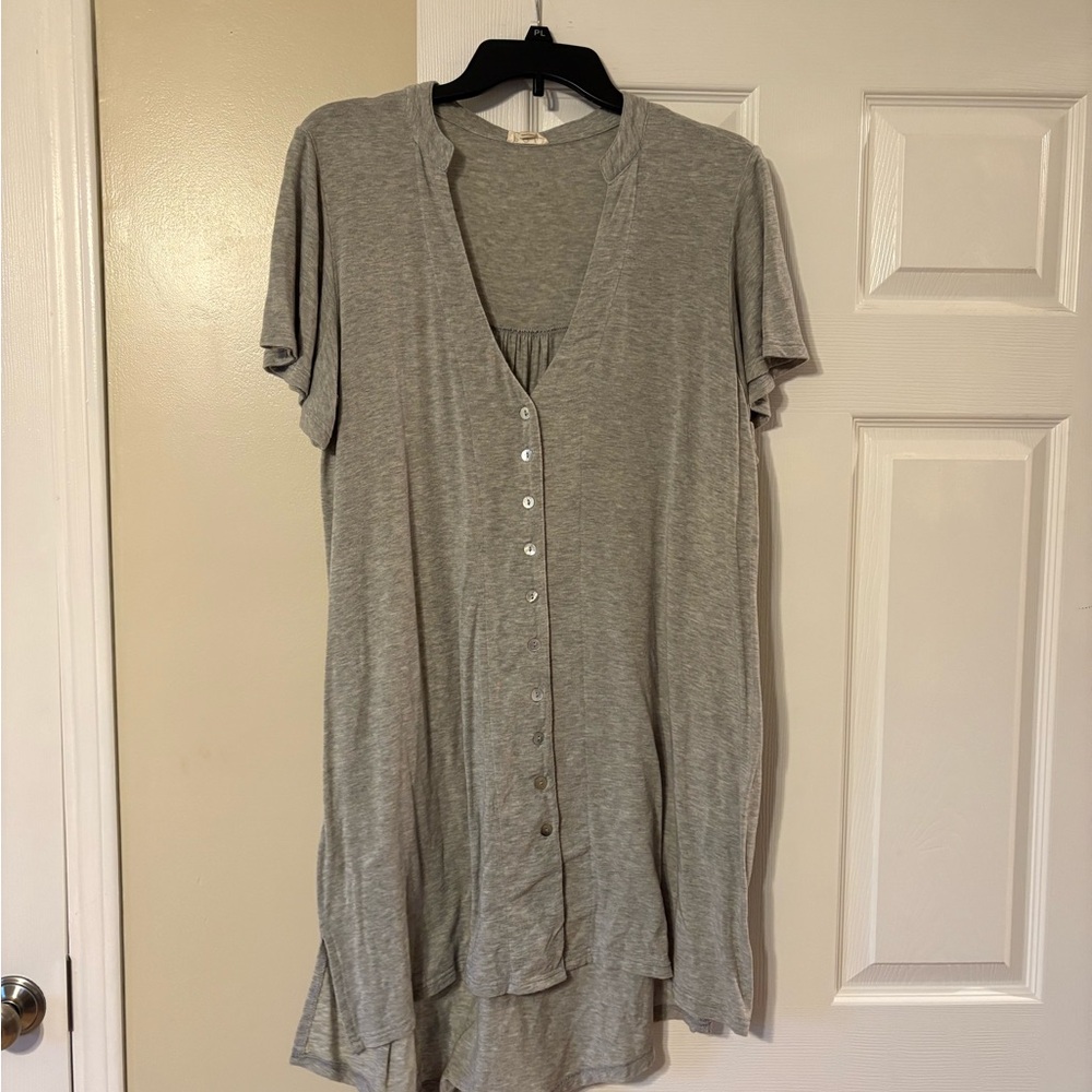 POL Knit Tunic Top Gray Button Front Short Sleeve Flowy Layered Boho Casual